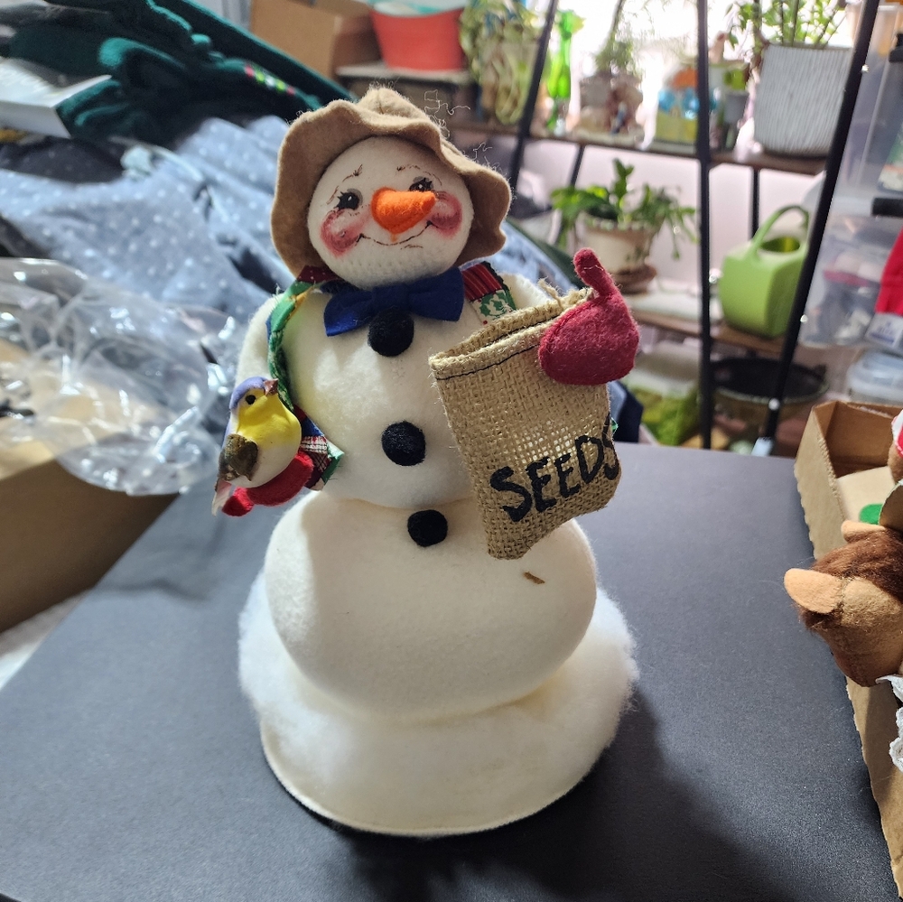 VINTAGE ANNALEE EUC 10" FEED THE BIRDS SNOWMAN STANDING